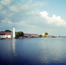 Blick über das Wasser auf die Küste von Karlskrona